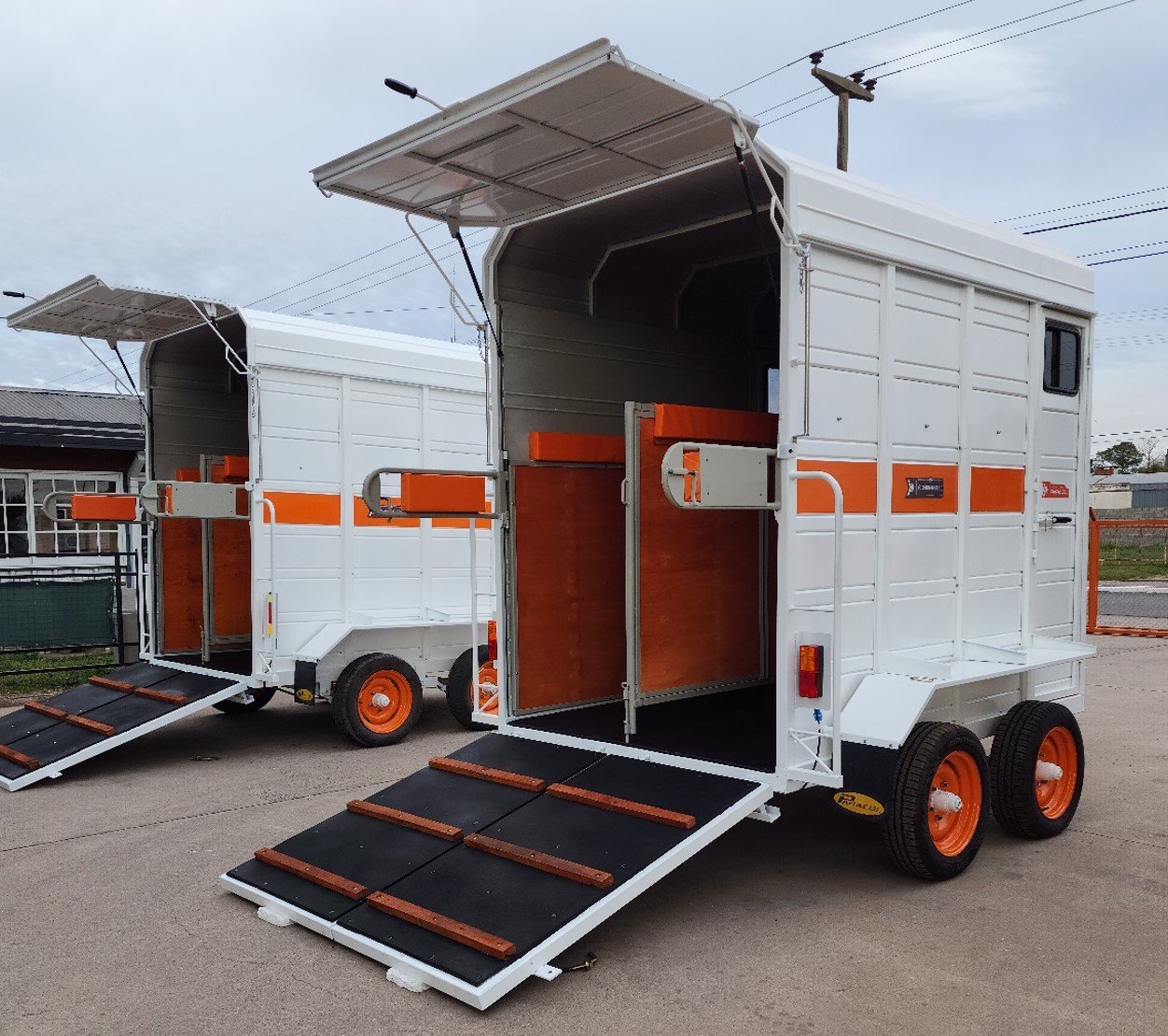 Trailer cerrado PARACOL para 2 caballos