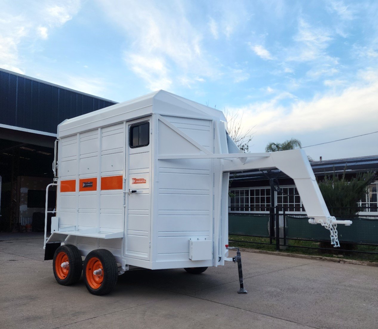 Trailer cerrado PARACOL con enganche cigüeña